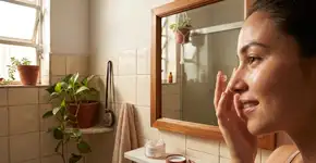 Como suavizar as linhas de expressão ao redor dos olhos e restaurar a luminosidade da pele naturalmente em casa