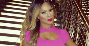Laverne Cox explica por que não costuma usar seu cabelo natural