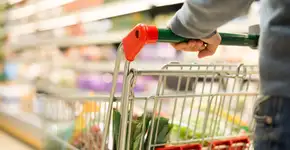 Veja como comprar nos principais supermercados sem sair de casa