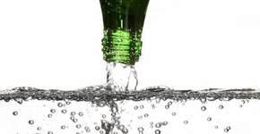 Água com gás é melhor que refrigerante? Saiba prós e contras