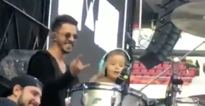 Filho de Junior rouba cena e toca bateria no palco