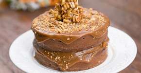 Bolo de pé de moleque recheado com caramelo