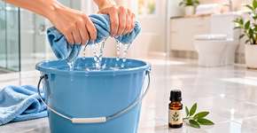 Duas gotas no balde quando você passar pano no chão e o banheiro ficará sem cheiro ruim por dias. Não use água sanitária nem bicarbonato.