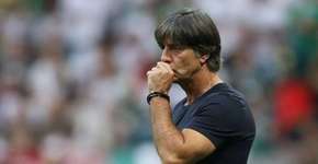 Técnico da Alemanha não abandona mania de colocar dedo no nariz