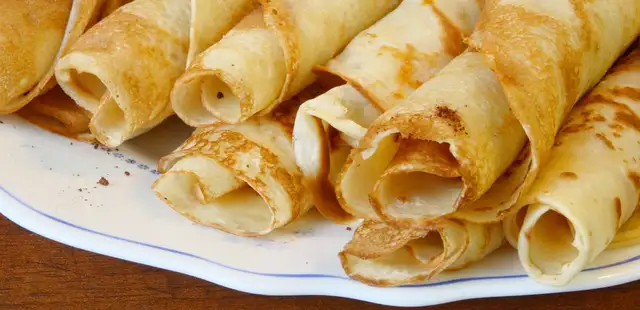 Essa panqueca de carne moída com molho branco vai virar sua nova receita favorita