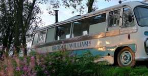 Casal transforma ônibus abandonado em casa dos sonhos