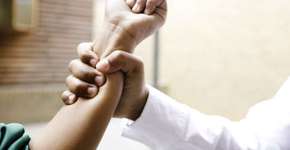 Mulher encontra fotos de filhas sendo estupradas pelo marido