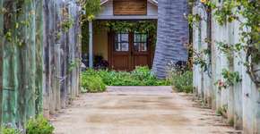 Hotel dentro de vinícola é destaque nos arredores de Santiago