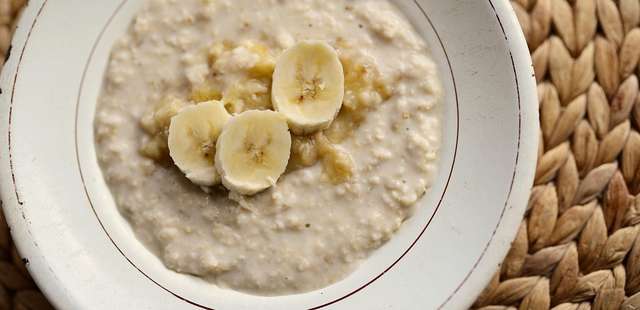 Aprenda a fazer um mingau de aveia cremoso e nutritivo