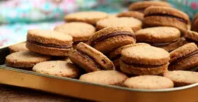 Biscoitos integrais com recheio de chocolate