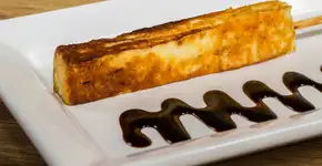 Esse espetinho de queijo coalho com melaço vai ser o mais disputado do arraiá