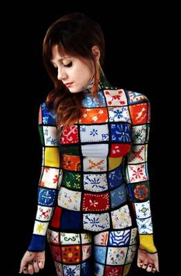 A artista leva de quatro a nove horas para finalizar cada um dos desenhos (Imagem: Divulgação)