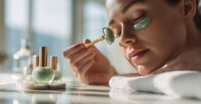 5 benefícios do rolo de jade para olheiras e inchaços