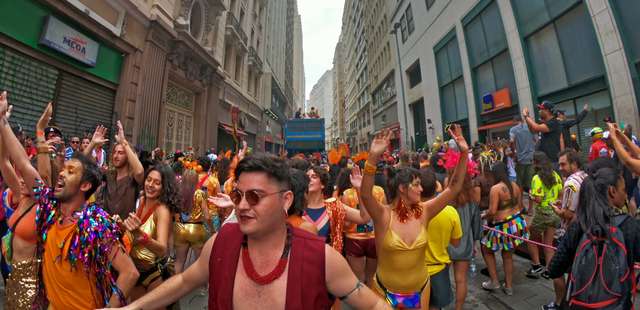 A folia continua! Veja os blocos que desfilam no Centro de SP na terça, dia 17