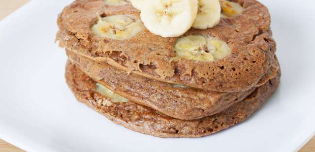 Panqueca de aveia e banana para comer rezando
