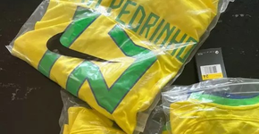 Brasileiro viraliza após receber camisas da seleção com erro