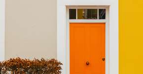 Transforme sua casa com cor: as portas que são tendência em 2025