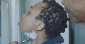 Em campanha, homem trans aprende a se barbear como lição de vida