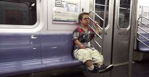 Anão usa câmera escondida para mostrar preconceito que sofre