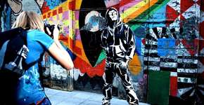 Na contramão dos graffitis tridimensionais, artista incorpora modelos vivos à parede