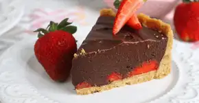 Torta de morango com chocolate que parece de confeitaria e leva apenas 5 ingredientes