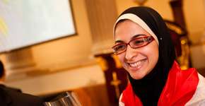 Estudante egípcia cria técnica que transforma plástico em combustível