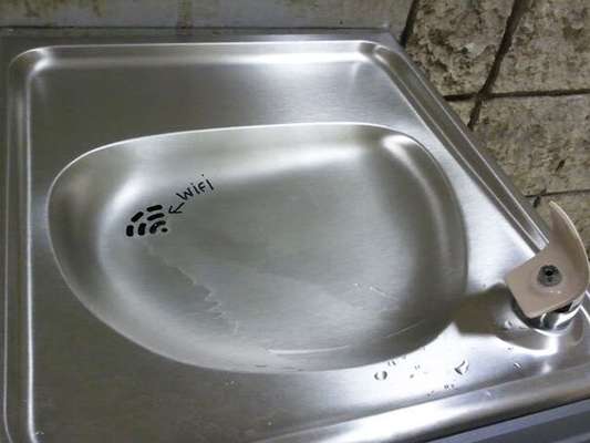 Ralo do bebedouro lembra o sinal de Wi-Fi