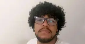 Comissário de bordo sugere que carrapato caiu do cabelo de homem negro