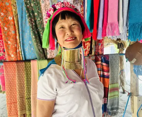 Karen - nome do grupo de mulheres conhecidas por mulher-girafa, por usar colares de metal que chegam a pesar 6 kg