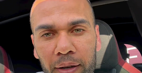 Quais foram as 3 versões diferentes dadas em depoimentos por Daniel Alves?