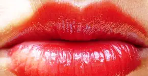 Beijar traz mais riscos de câncer do que fumar, diz médico