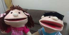 Professoras usam fantoches para ensinar letras cursivas para crianças