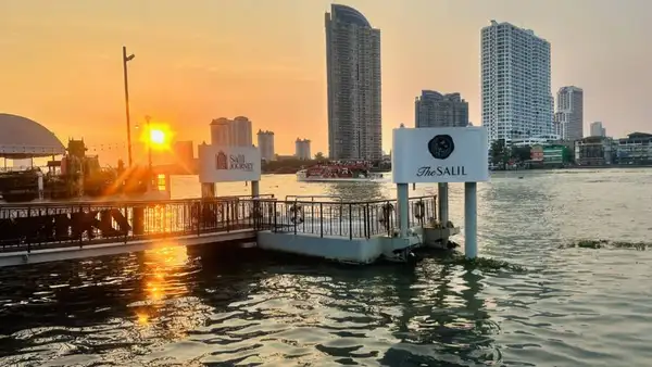 Pôr do sol em Bangkok do barquinho do hotel