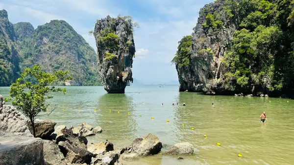 Passeio à Ilha do James Bond dura o dia todo e inclui caiaque com exploração de cavernas
