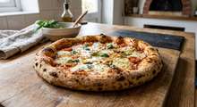 Featured side: Luciano Ufer, pizzaiolo: “Para garantir que a pizza caseira fique boa, é preciso preparar a massa com antecedência e deixá-la fermentar no frio por horas.”
