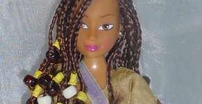 Na Nigéria, boneca negra e com roupas típicas ganha mercado das Barbies