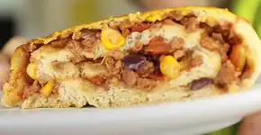 Salgado de forno fácil recheado com tudo que tem direito