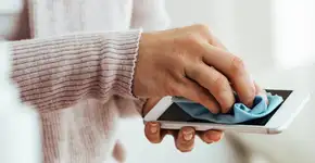 Telefone cheio de bactérias? Método seguro para limpar