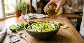 Os mexicanos concordam: “Para deixar o guacamole mais cremoso e com sabor equilibrado, o truque é adicionar um fio de azeite de oliva.”