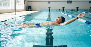 Os instrutores de natação concordam: “A partir dos 60 anos, o melhor exercício para fortalecer o corpo todo, incluindo os braços e as pernas, é o nado costas.”