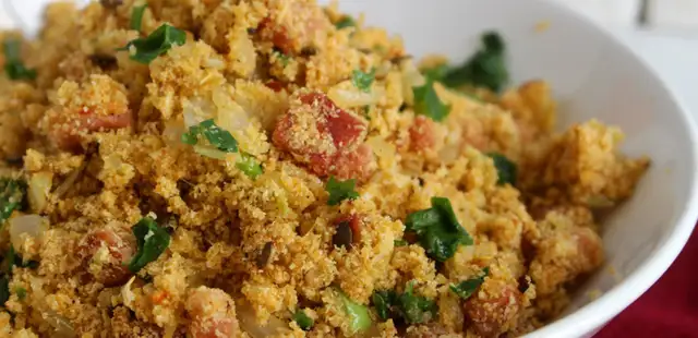 Receita de farofa com maracujá e bacon para inovar no almoço