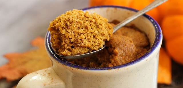 Bolo de maçã na caneca: rápido, fácil e fofinho