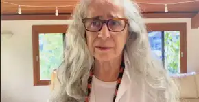 Com voz embargada, Maria Bethânia fala sobre morte de Gal Costa