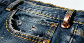 Poucas pessoas sabem: Para que servem os botões de metal nas calças jeans?