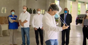 Ministro da Saúde se atrapalha com máscara e vídeo viraliza na web