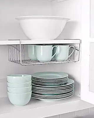 Pequena prateleira de metal dentro do armário da cozinha.