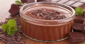 Faça o clássico mousse de chocolate com apenas 5 ingredientes