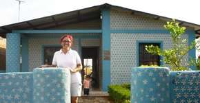 Boliviana constrói casas com garrafas PET para famílias carentes