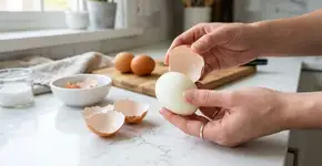 Como descascar um “ovo cozido” de forma linda e suave! Não gruda na casca
