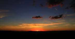 Pôr do sol de outono encanta em Campos do Jordão (SP)